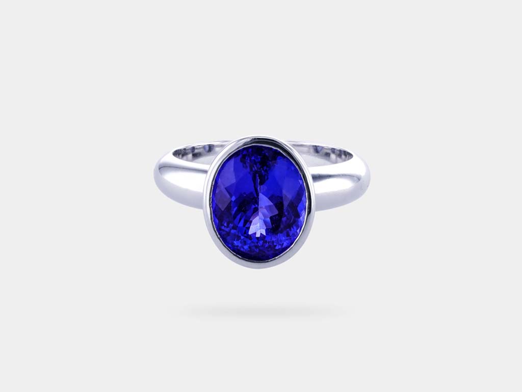Beautiful Tanzanite oval gemstone cut Ring