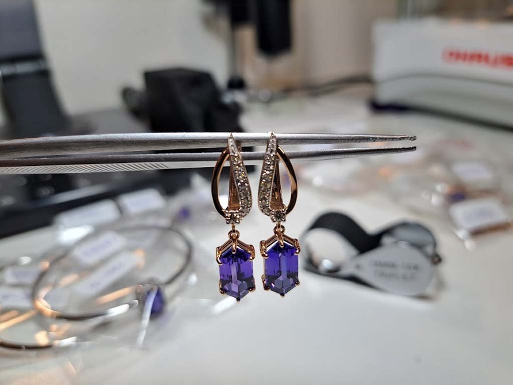 Show your love with tanzanite jewelry. Shop earrings, pendants, and sets to make their special day truly unforgettable.