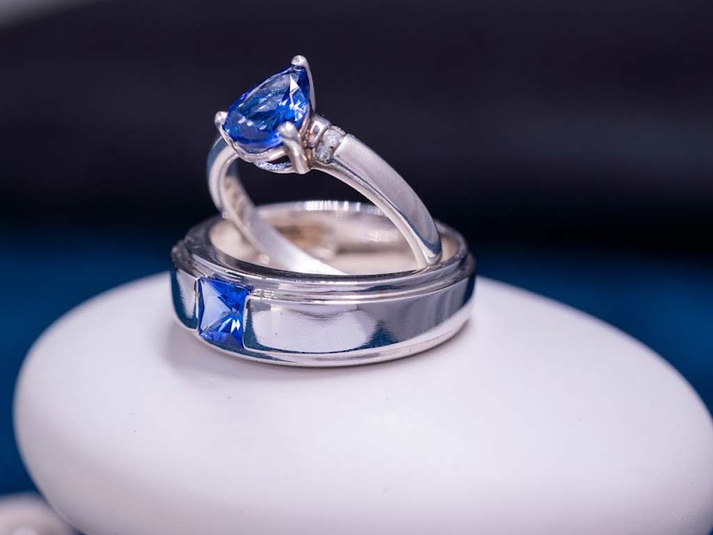 Discover the allure of tanzanite and buy tanzanite rings to add sparkle to your jewelry collection
